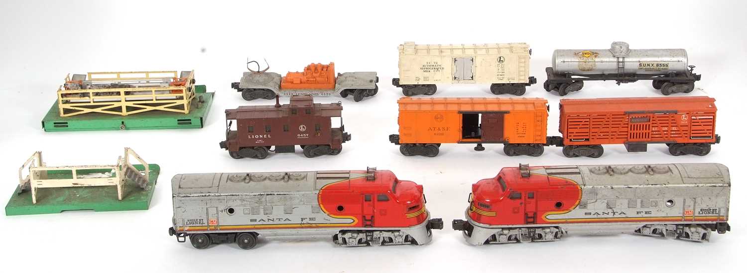 A 1949 Post-War Lionel Lines 0 gauge Santa Fe 2333-20 freight engine, with a good collection of - Image 2 of 19