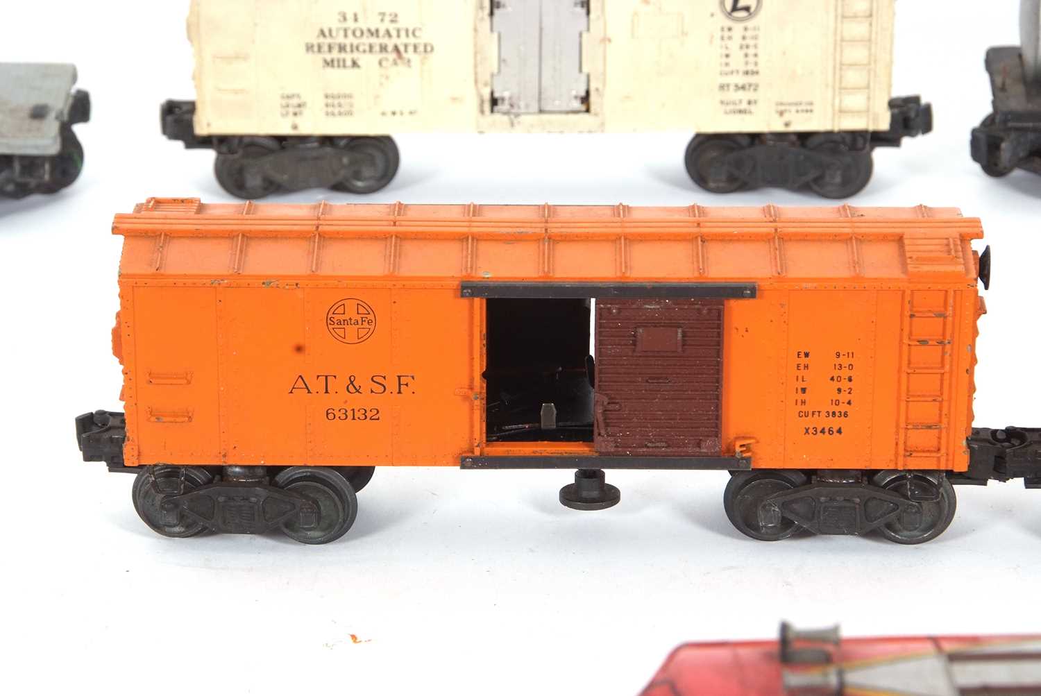 A 1949 Post-War Lionel Lines 0 gauge Santa Fe 2333-20 freight engine, with a good collection of - Image 12 of 19