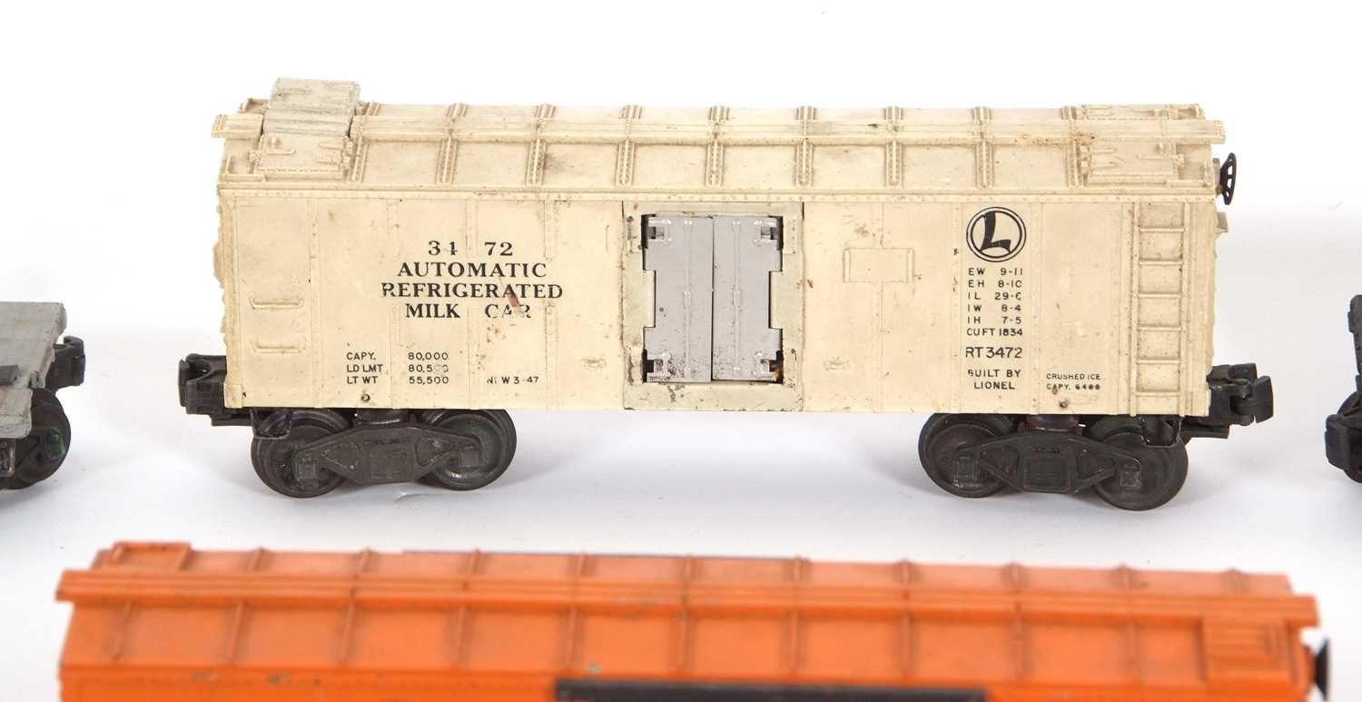 A 1949 Post-War Lionel Lines 0 gauge Santa Fe 2333-20 freight engine, with a good collection of - Image 8 of 19
