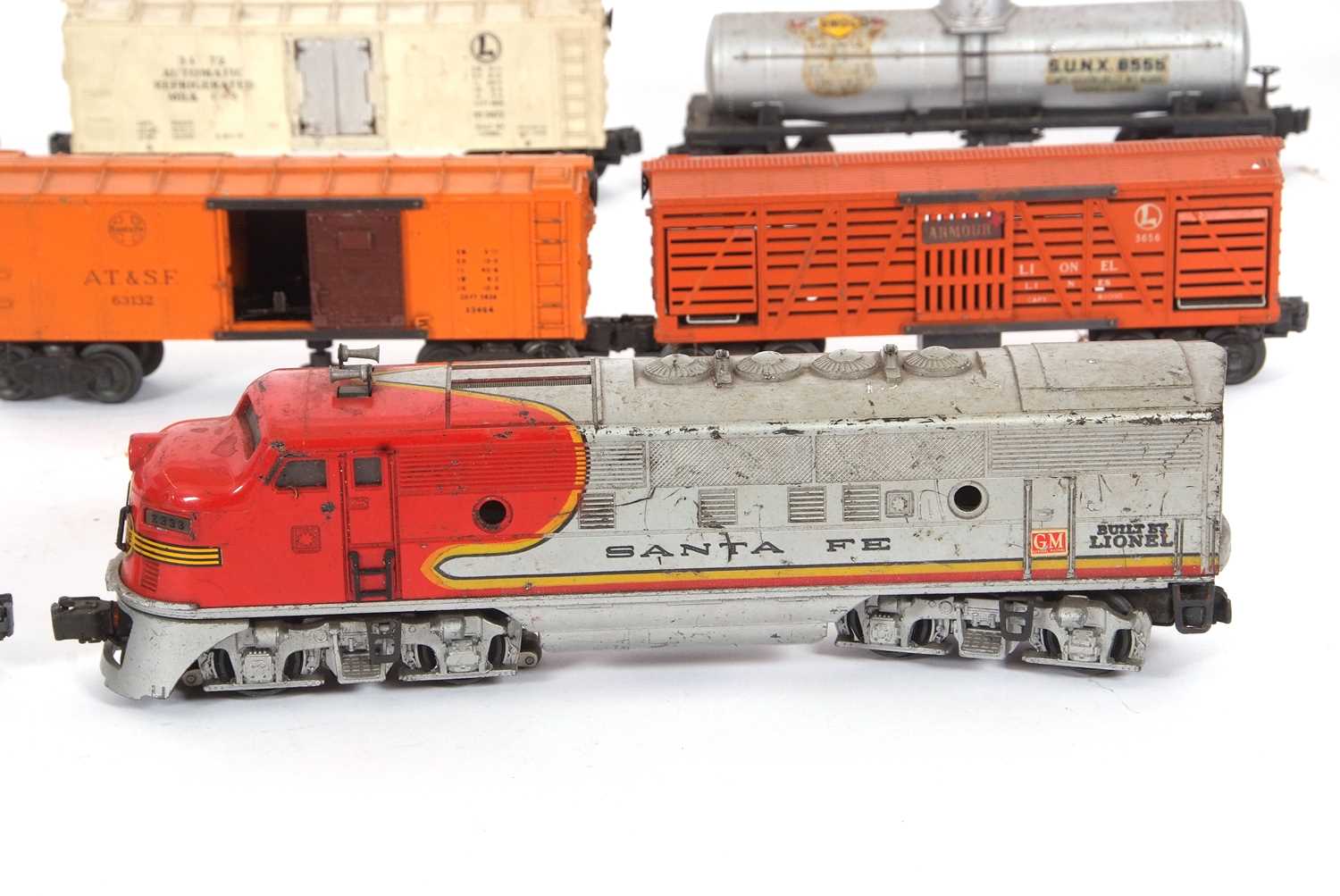 A 1949 Post-War Lionel Lines 0 gauge Santa Fe 2333-20 freight engine, with a good collection of - Image 13 of 19