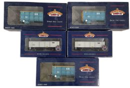 A mixed lof of boxed Bachmann 00 gauge rolling stock, to include: - 2 x 37-550: 46 Tonne POA Box