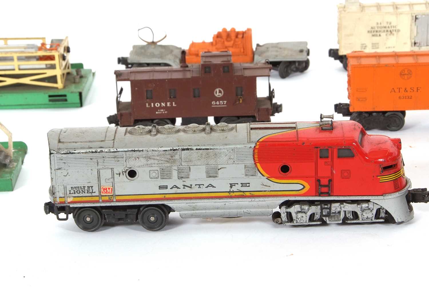 A 1949 Post-War Lionel Lines 0 gauge Santa Fe 2333-20 freight engine, with a good collection of - Image 19 of 19