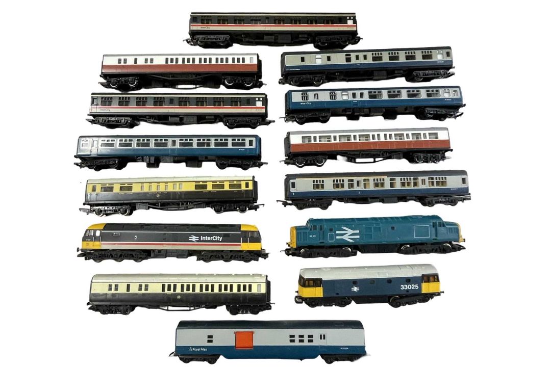 A mixed lot of various 00 gauge rolling stock, to include Hornby, Lima, Triang etc