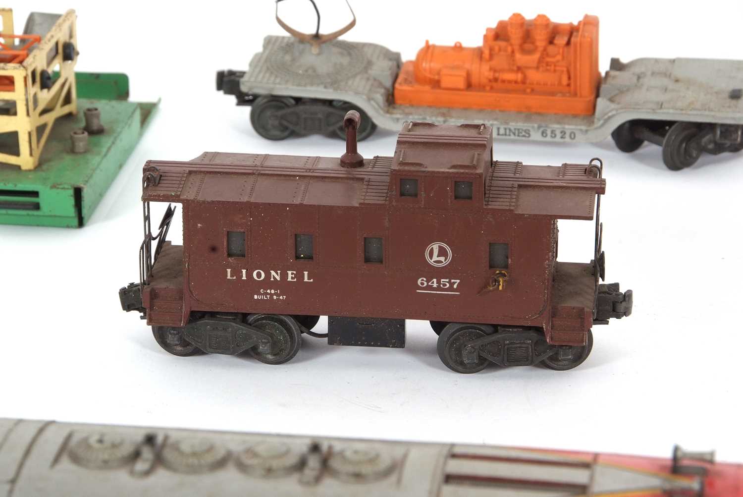 A 1949 Post-War Lionel Lines 0 gauge Santa Fe 2333-20 freight engine, with a good collection of - Image 14 of 19