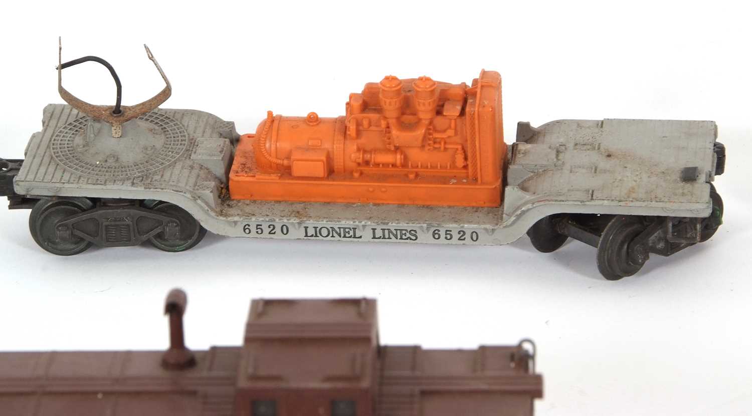 A 1949 Post-War Lionel Lines 0 gauge Santa Fe 2333-20 freight engine, with a good collection of - Image 5 of 19