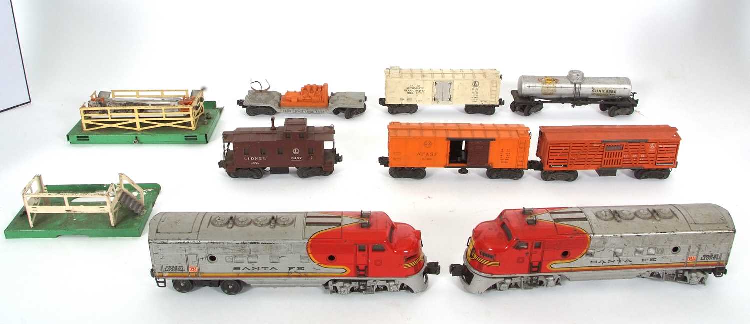 A 1949 Post-War Lionel Lines 0 gauge Santa Fe 2333-20 freight engine, with a good collection of - Image 4 of 19