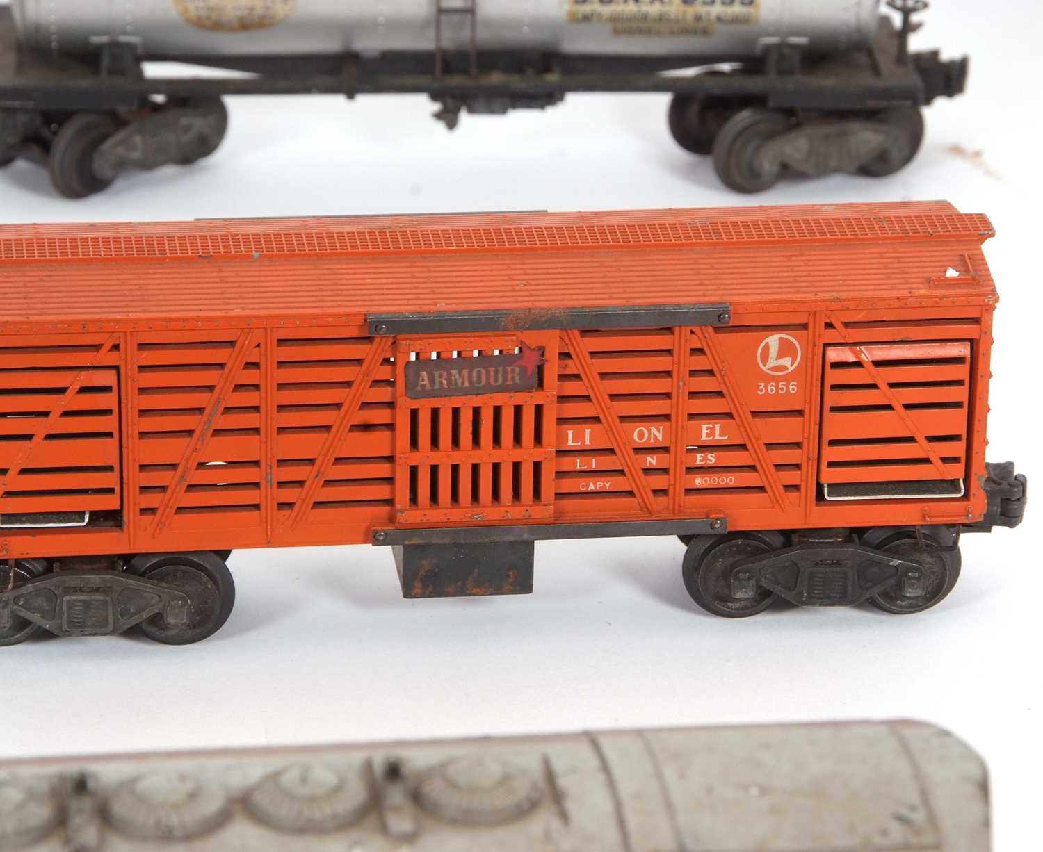 A 1949 Post-War Lionel Lines 0 gauge Santa Fe 2333-20 freight engine, with a good collection of - Image 15 of 19