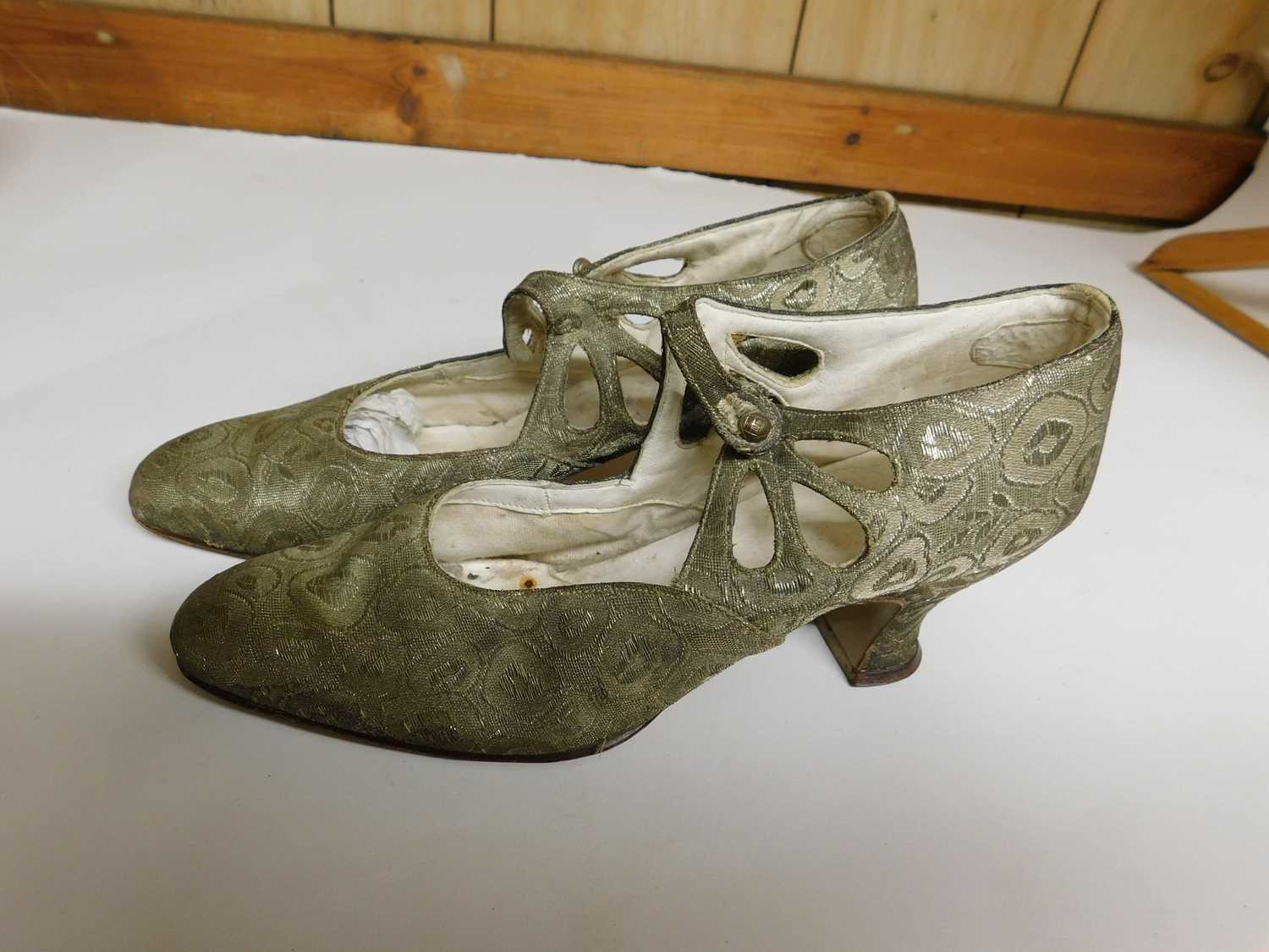 Three pairs of early 20th Century lady's shoes together with a beaded bag (4) - Image 5 of 11