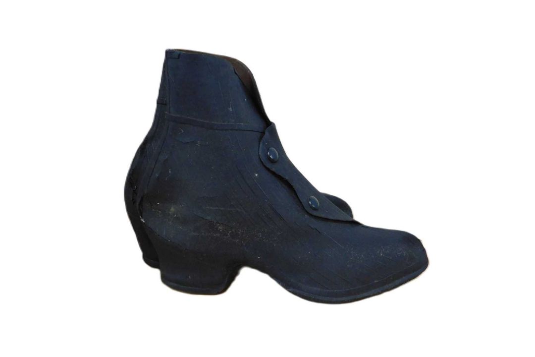 Two pairs of lady's mid 20th century shoes, to include a pair of rubberised heeled boots with - Image 9 of 14