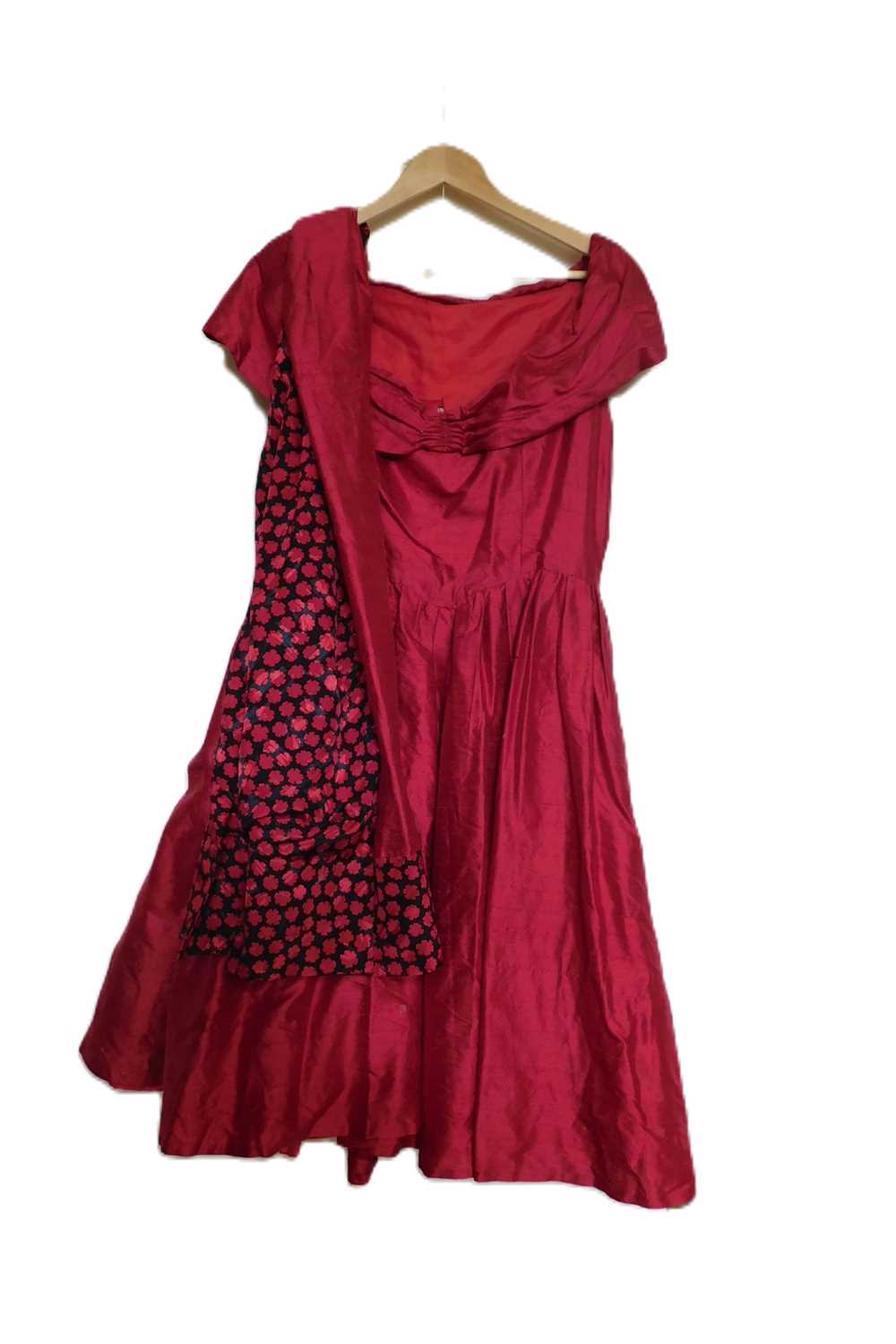 A red raw silk cocktail dress and matching pashmina/shawl, with off-the-shoulder scoop neckline, - Image 4 of 7