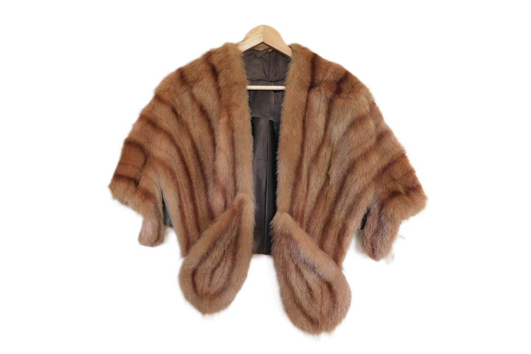 A short fur cape with front pockets/hand warmers and a full length fur coat, (2) - Image 2 of 2