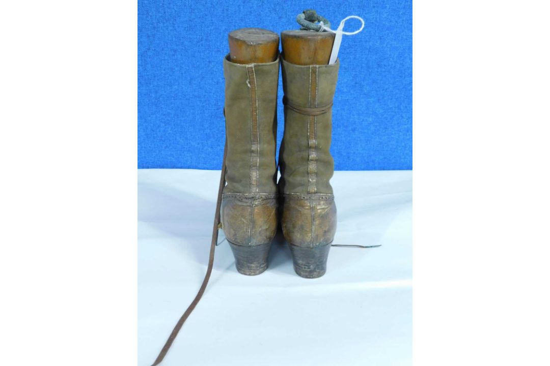 A pair of lady's Victorian leather boots, the lace up ankle high boots with pointed toes and block - Image 4 of 10