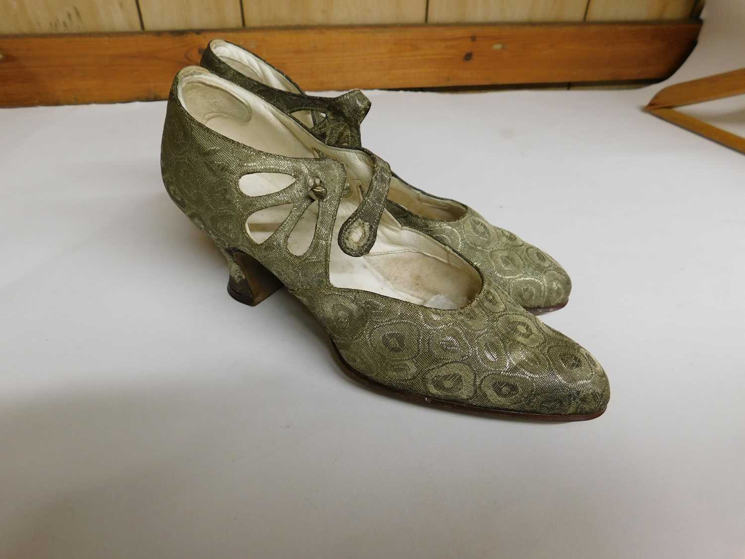Three pairs of early 20th Century lady's shoes together with a beaded bag (4) - Image 11 of 11
