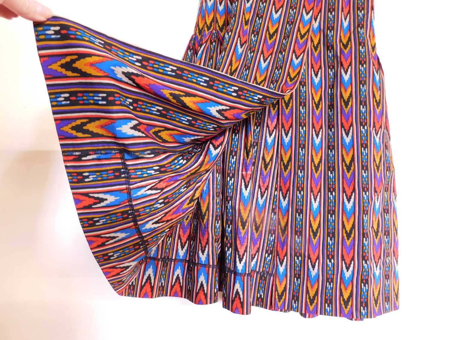 An Yves Saint Laurent Rive Gauche silk jacket and a Yves Saint Laurent Rive Gauche cotton skirt, the - Image 8 of 11