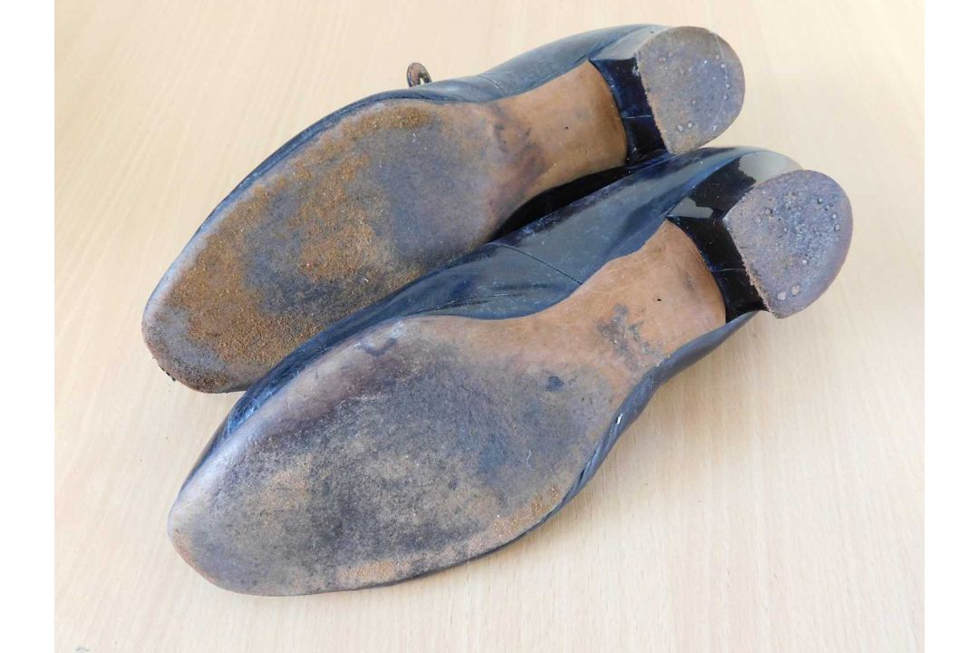 Two pairs of lady's mid 20th century shoes, to include a pair of rubberised heeled boots with - Image 7 of 14