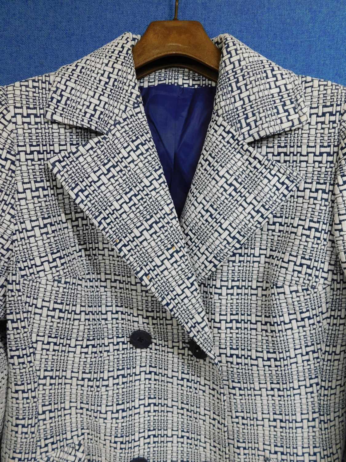 Three lady's coats, to include a tweed, cream and fur trimmed coat by Mornessa, a mid 20th Century - Image 3 of 5