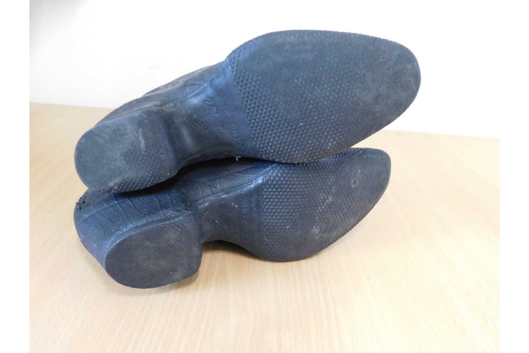 Two pairs of lady's mid 20th century shoes, to include a pair of rubberised heeled boots with - Image 5 of 14