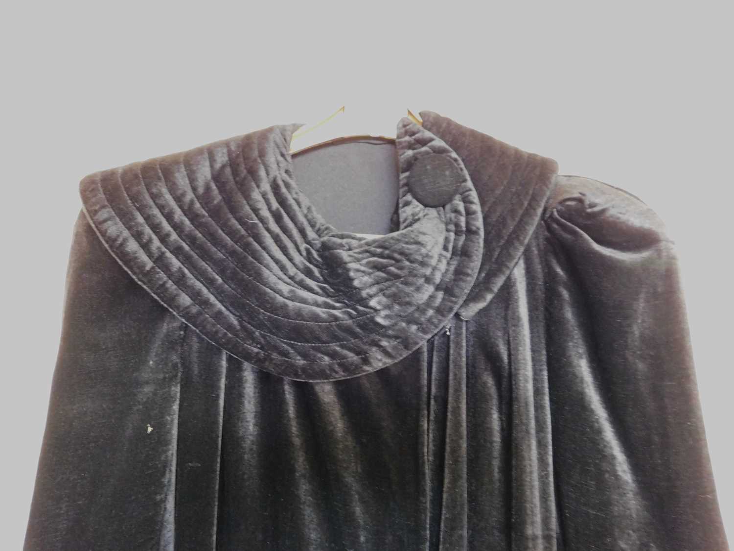 A black velvet evening gown, the sleeveless bias cut V-neck gown with matching shrug and long velvet - Image 5 of 10