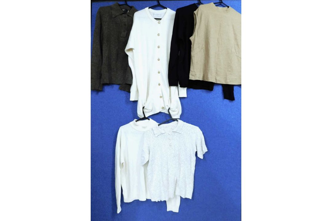 A quantity of mid to late 20th Century ladies knitwear to include a cream cashmere cardigan with - Image 1 of 5
