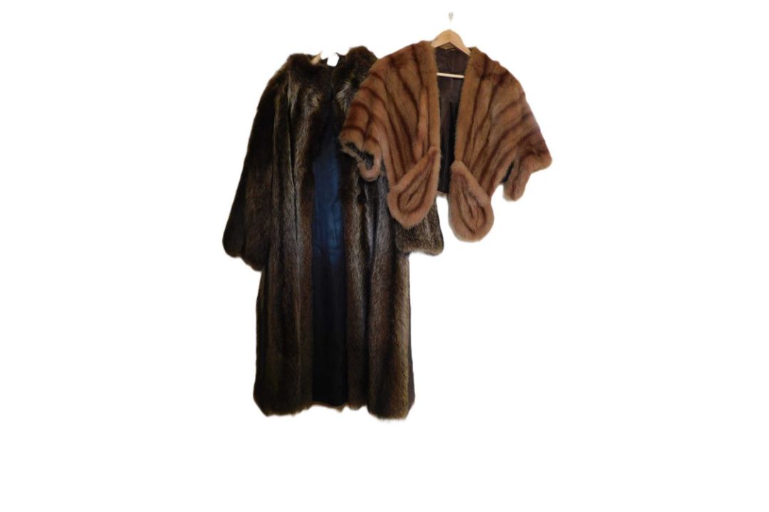 A short fur cape with front pockets/hand warmers and a full length fur coat, (2) - Image 1 of 2