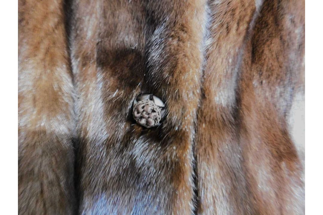 A lady's brown fur jacket, with hook fastening and faux buttons, with front slit pockets - Image 3 of 3