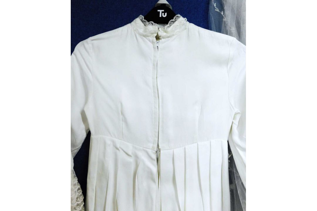 A circa 1960's/70's wedding dress with lace detail to front, frilled cuffs and hem with train - Image 3 of 7