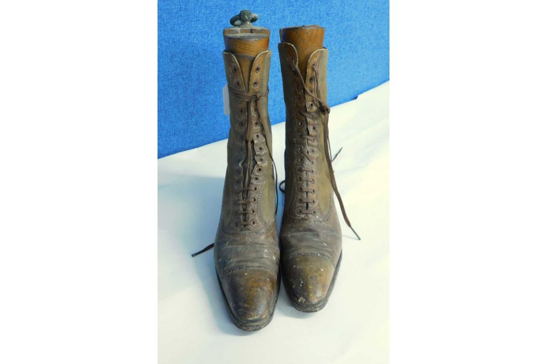 A pair of lady's Victorian leather boots, the lace up ankle high boots with pointed toes and block - Image 3 of 10