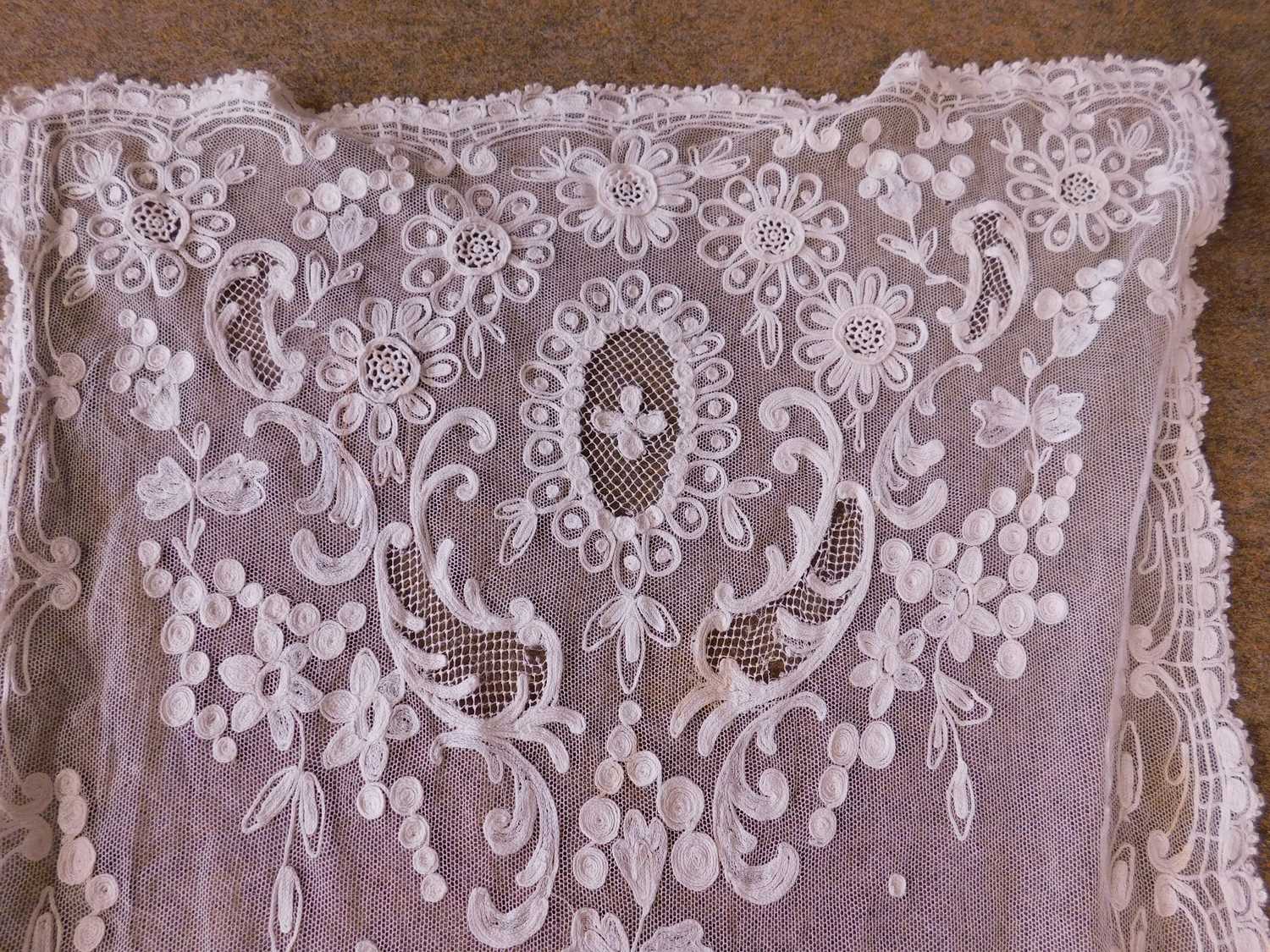 A late 19th/early 20th century machine lace shawl, approx. 50 x 246cm long - Image 5 of 5