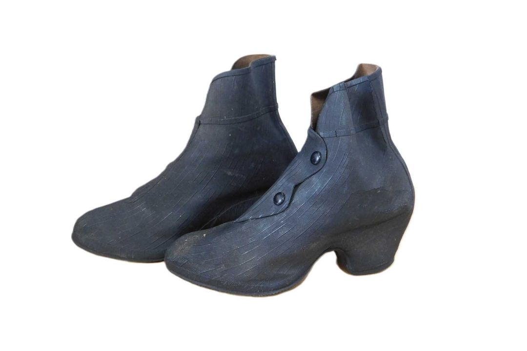 Two pairs of lady's mid 20th century shoes, to include a pair of rubberised heeled boots with - Image 10 of 14