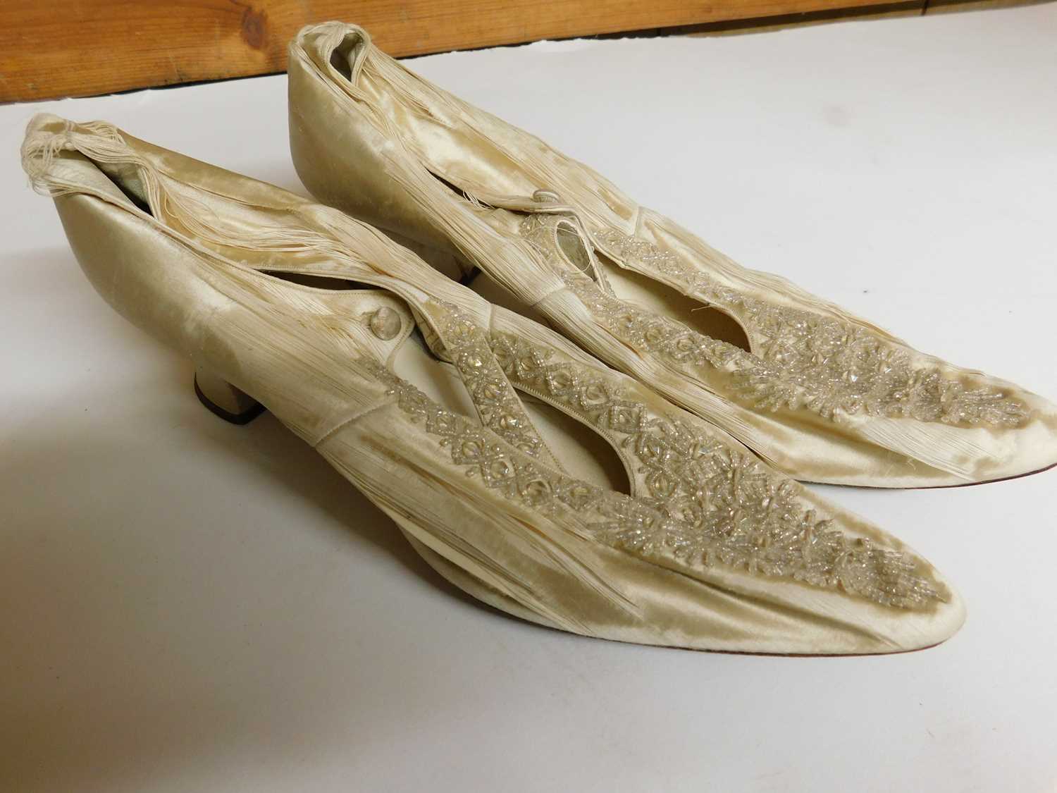 Three pairs of early 20th Century lady's shoes together with a beaded bag (4) - Image 10 of 11