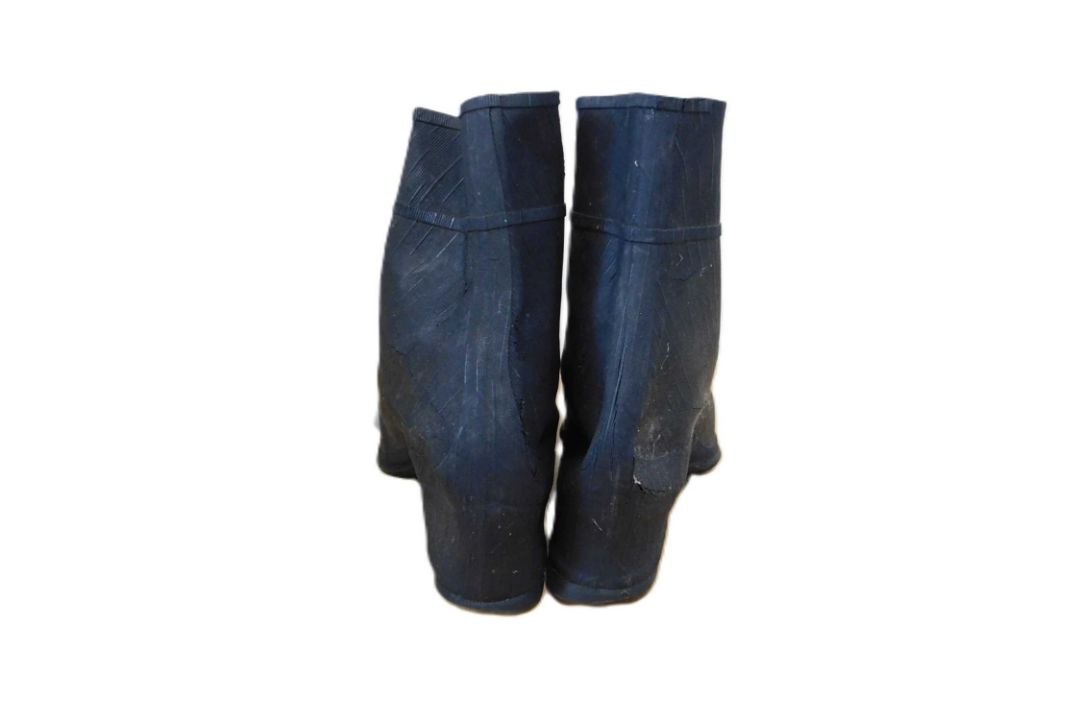 Two pairs of lady's mid 20th century shoes, to include a pair of rubberised heeled boots with - Image 4 of 14