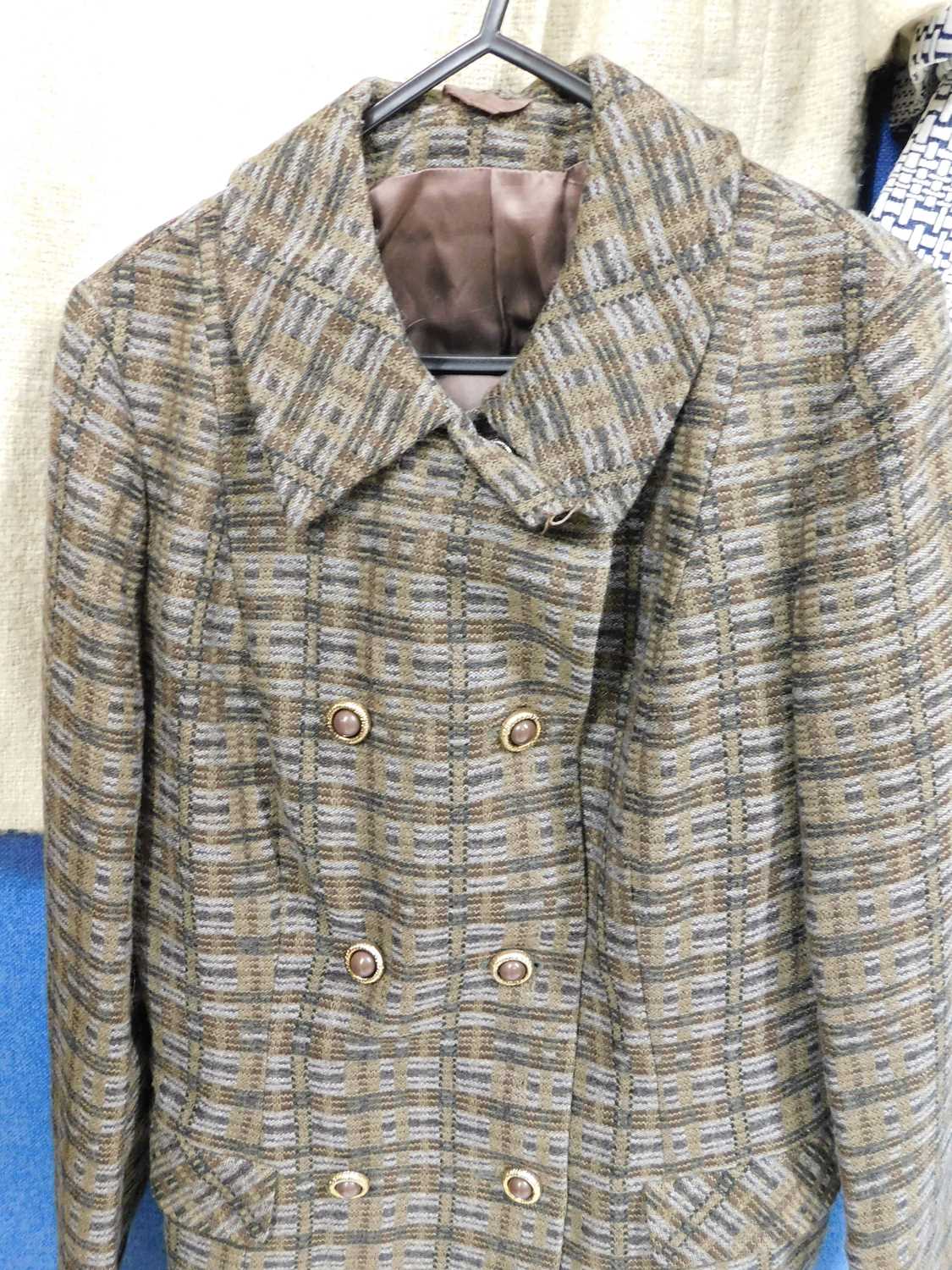 Three lady's coats, to include a tweed, cream and fur trimmed coat by Mornessa, a mid 20th Century - Image 4 of 5