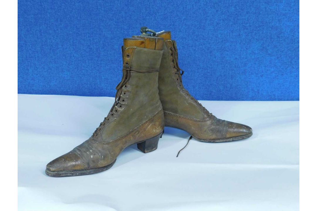 A pair of lady's Victorian leather boots, the lace up ankle high boots with pointed toes and block - Image 6 of 10