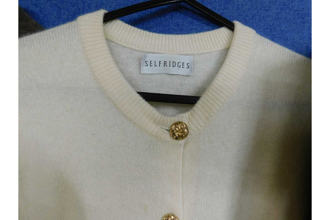 A quantity of mid to late 20th Century ladies knitwear to include a cream cashmere cardigan with - Image 2 of 5