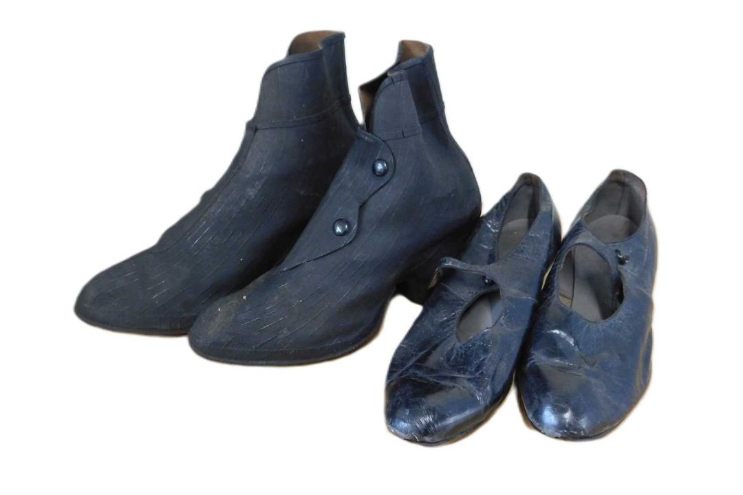 Two pairs of lady's mid 20th century shoes, to include a pair of rubberised heeled boots with - Image 1 of 14