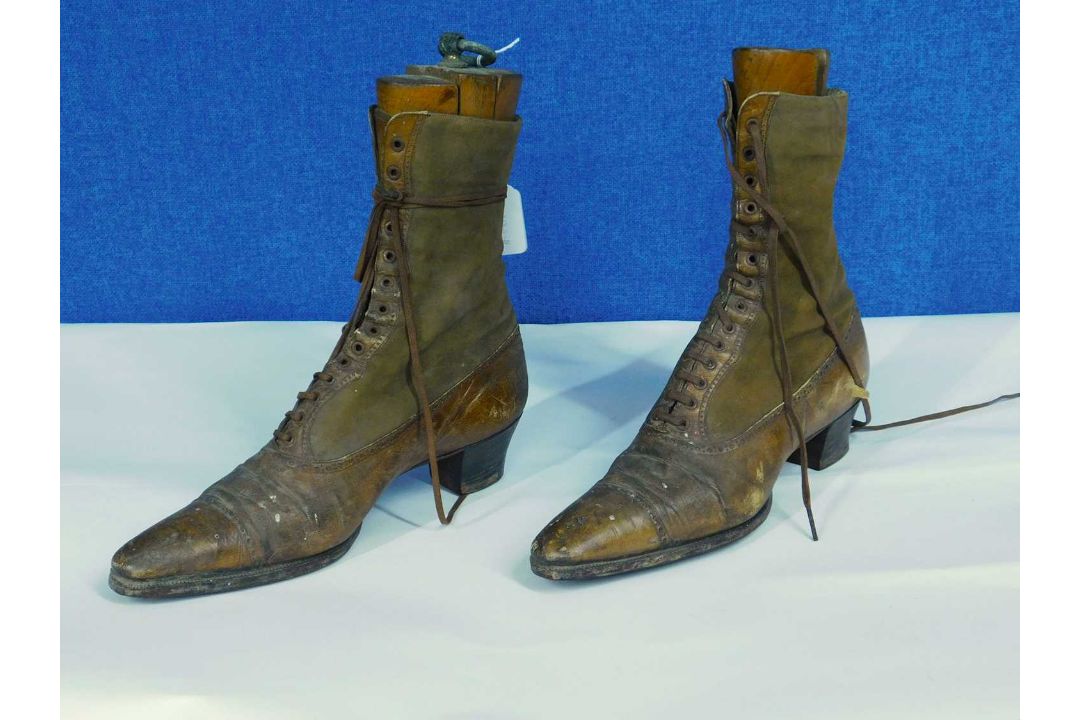 A pair of lady's Victorian leather boots, the lace up ankle high boots with pointed toes and block - Image 2 of 10