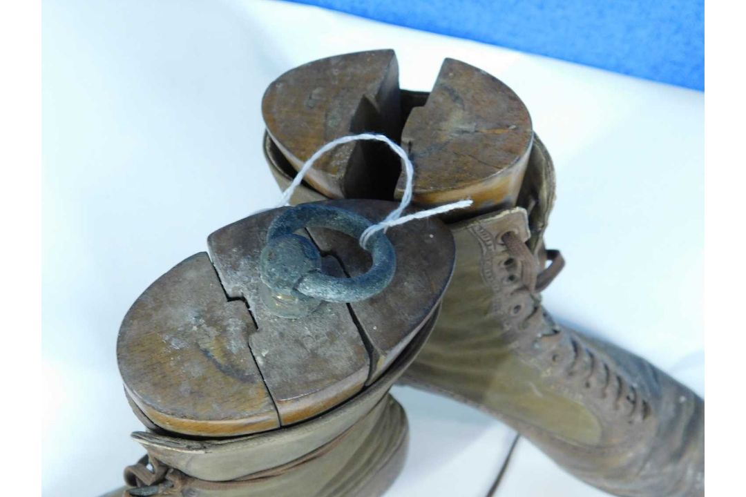 A pair of lady's Victorian leather boots, the lace up ankle high boots with pointed toes and block - Image 7 of 10