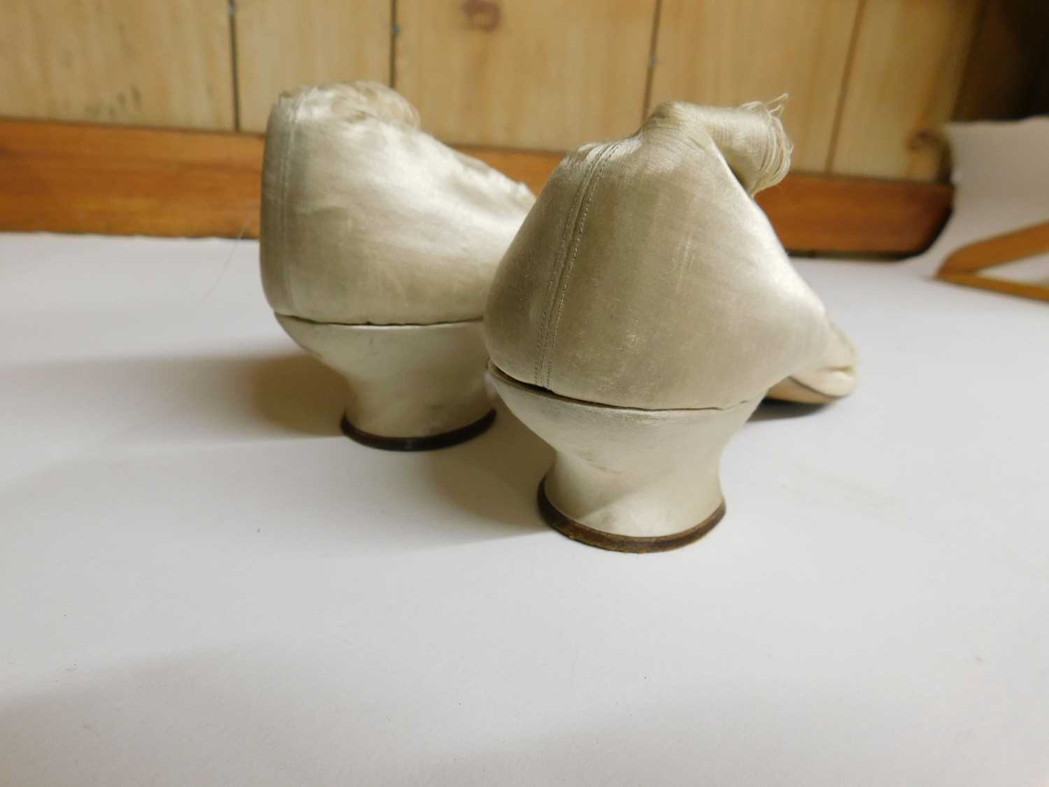 Three pairs of early 20th Century lady's shoes together with a beaded bag (4) - Image 4 of 11