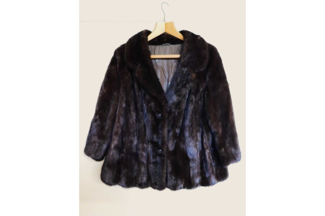 A lady's brown fur jacket, with hook fastening and faux buttons, with front slit pockets - Image 1 of 3
