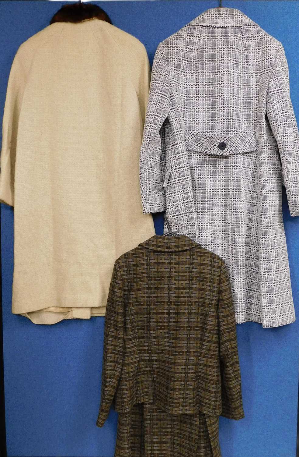 Three lady's coats, to include a tweed, cream and fur trimmed coat by Mornessa, a mid 20th Century - Image 2 of 5