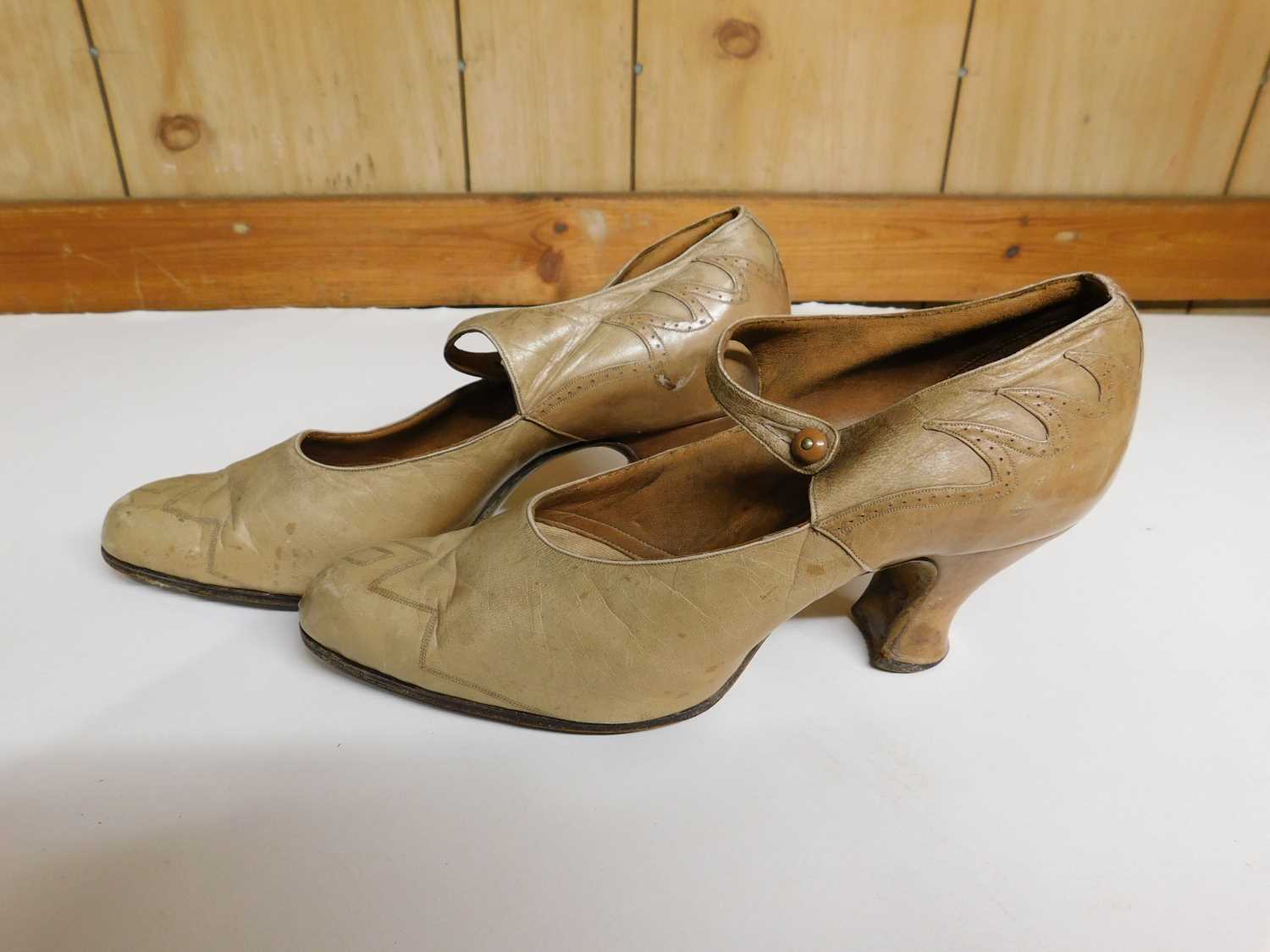 Three pairs of early 20th Century lady's shoes together with a beaded bag (4) - Image 7 of 11