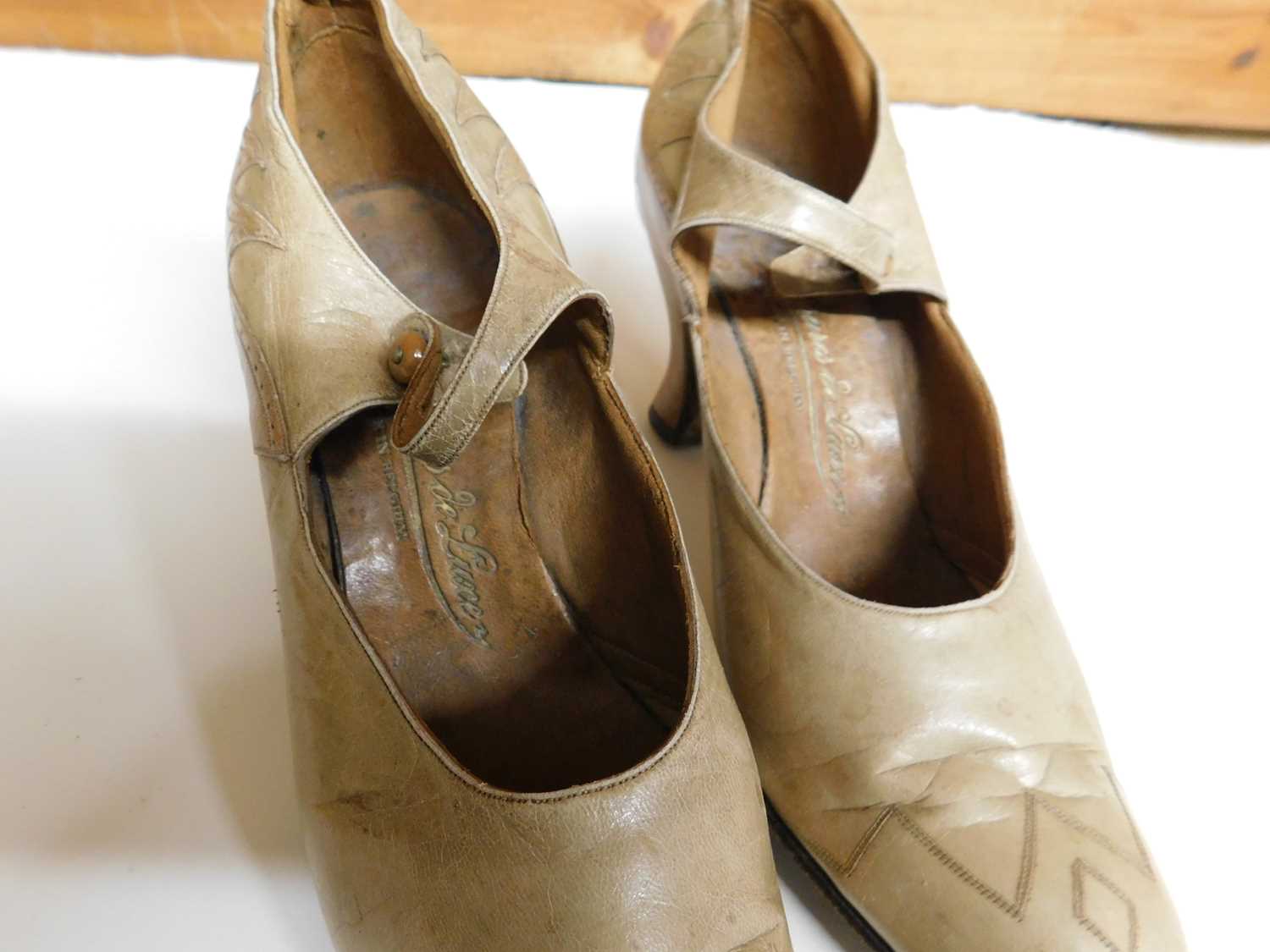 Three pairs of early 20th Century lady's shoes together with a beaded bag (4) - Image 8 of 11