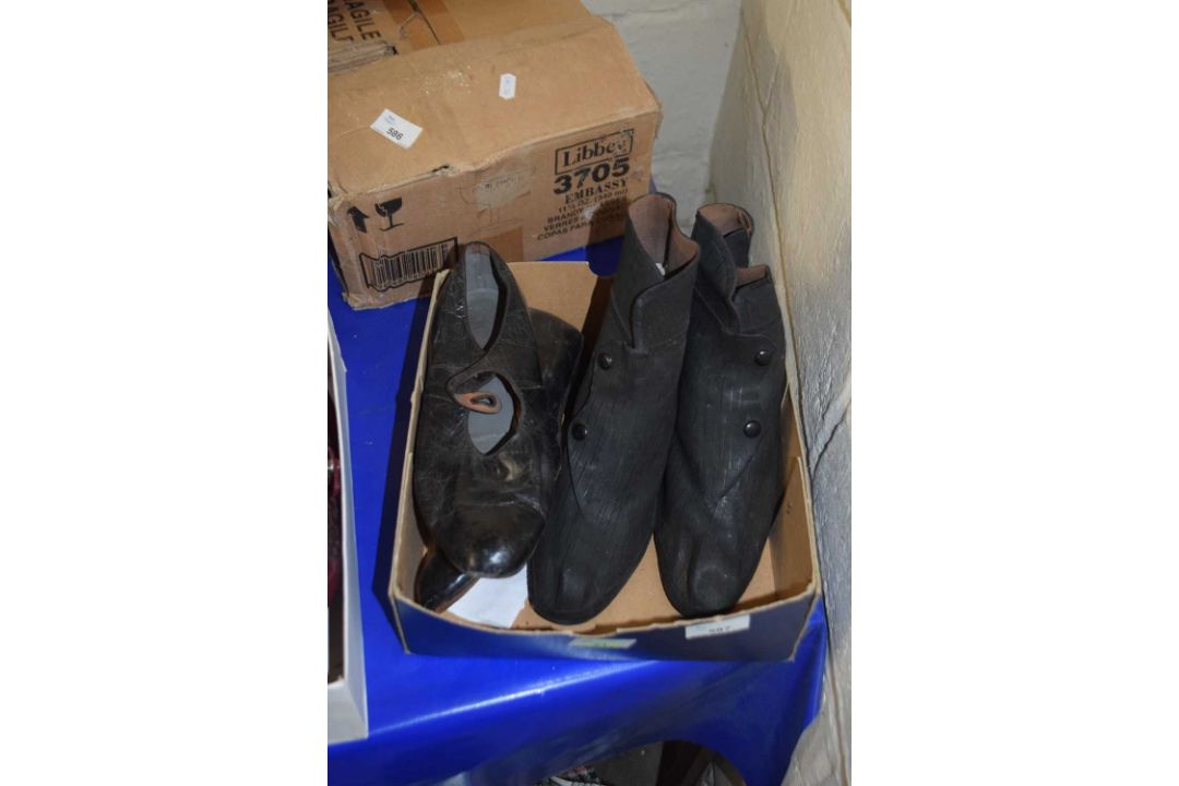 Two pairs of lady's mid 20th century shoes, to include a pair of rubberised heeled boots with - Image 8 of 14