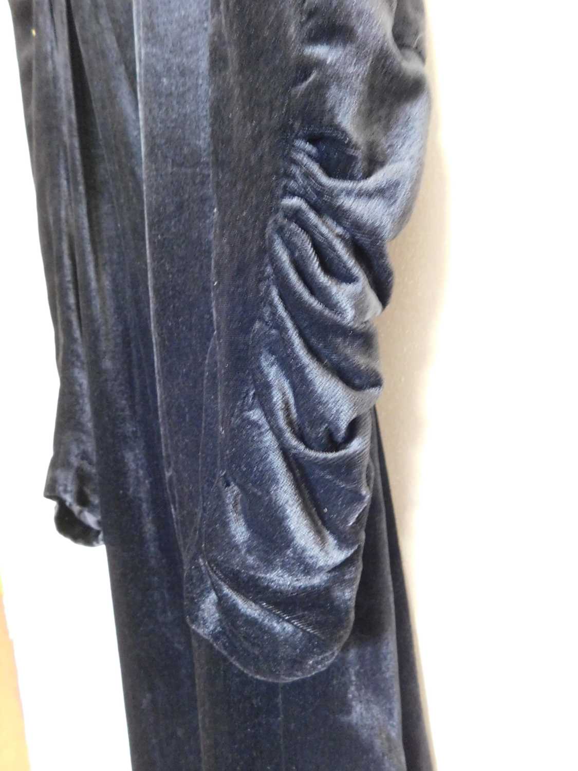 A black velvet evening gown, the sleeveless bias cut V-neck gown with matching shrug and long velvet - Image 7 of 10