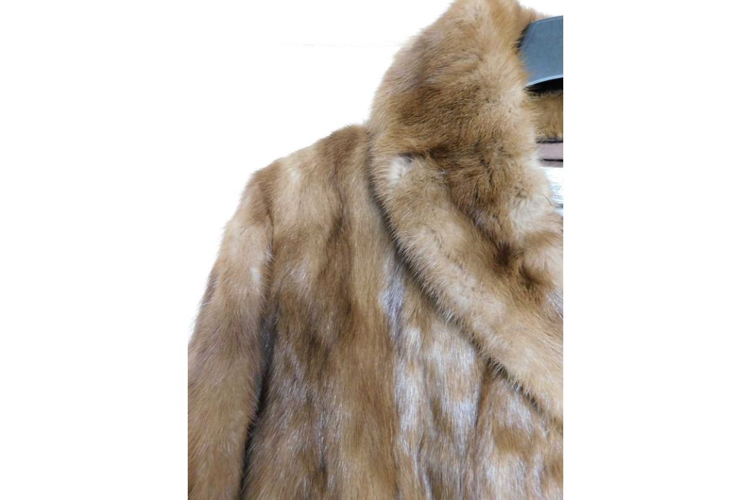 A lady's full length fur coat, with two hook fastening and side slit pockets - Image 2 of 4