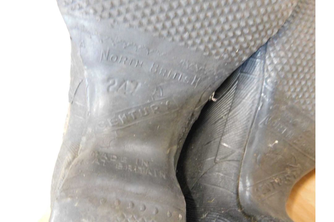 Two pairs of lady's mid 20th century shoes, to include a pair of rubberised heeled boots with - Image 6 of 14
