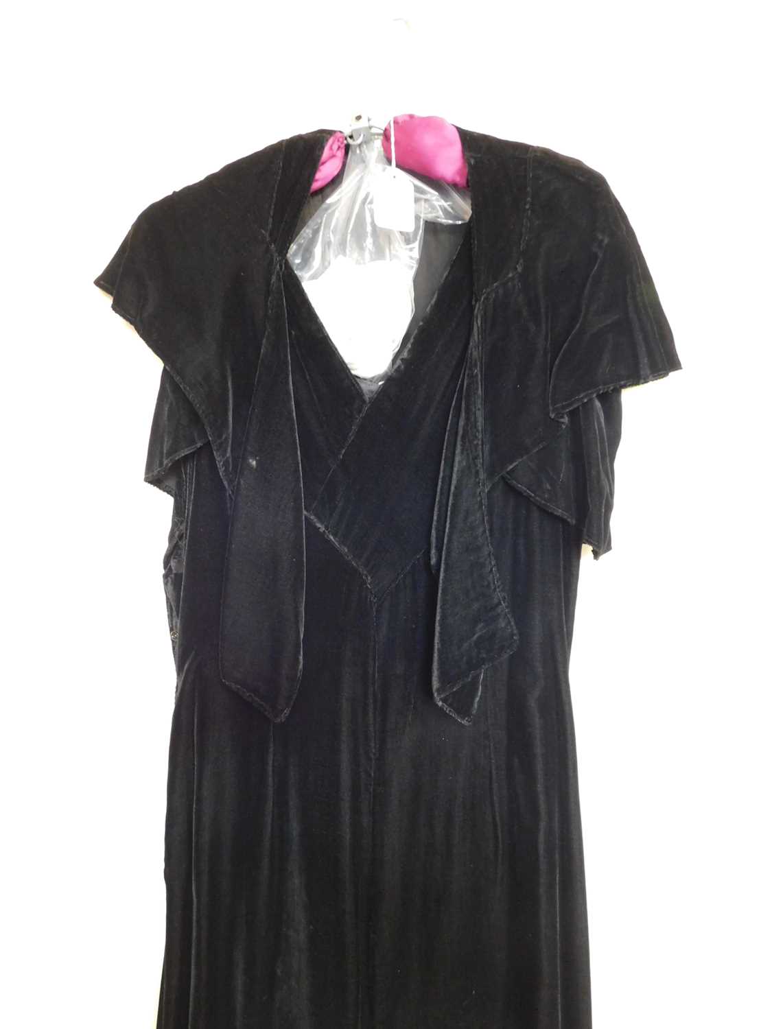 A black velvet evening gown, the sleeveless bias cut V-neck gown with matching shrug and long velvet - Image 3 of 10