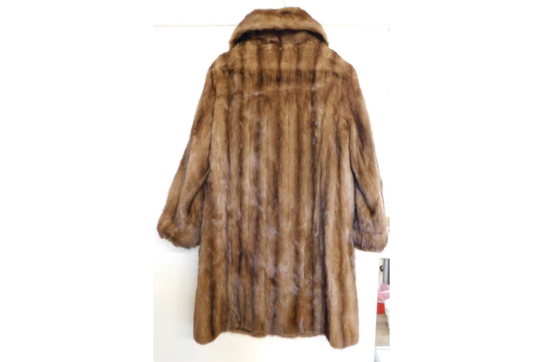 A lady's full length fur coat, with two hook fastening and side slit pockets - Image 4 of 4