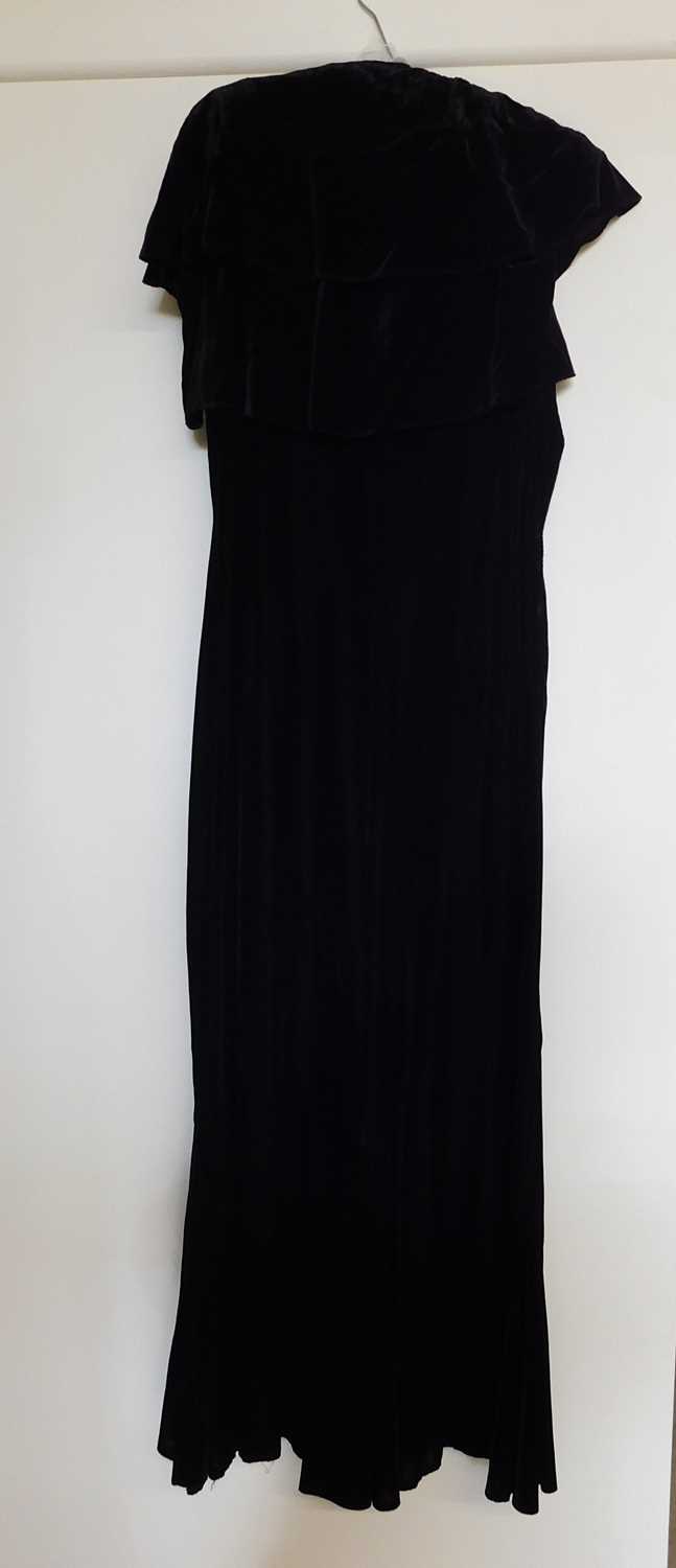 A black velvet evening gown, the sleeveless bias cut V-neck gown with matching shrug and long velvet - Image 4 of 10