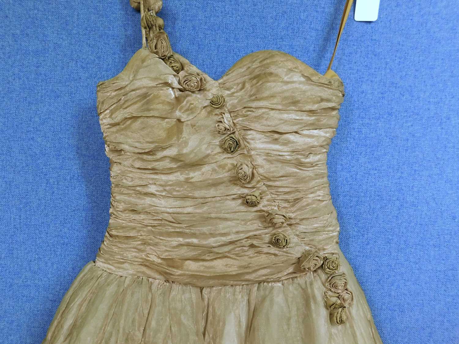 A lady's one shoulder gilt taffeta dress by Frou-Frou, Sandra Ruffell, with two tiered skirt with - Image 8 of 8